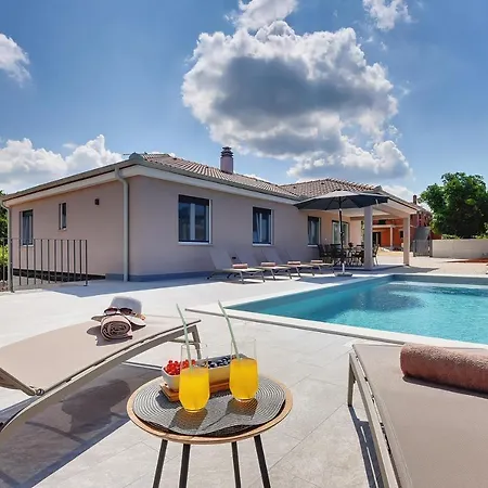 Holiday home Neue Bei Rovinj Mit Privatem Pool, Wlan, Klima *