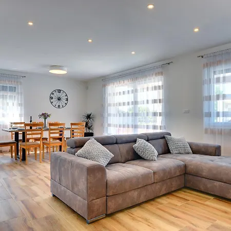 Neue Bei Rovinj Mit Privatem Pool, Wlan, Klima Holiday home
