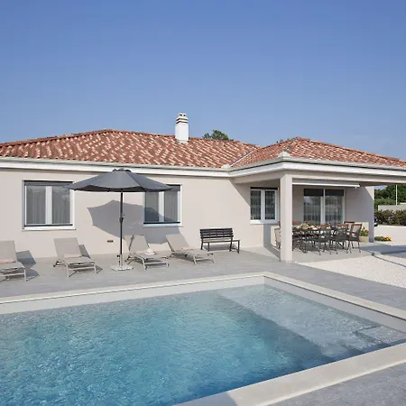 Holiday home Neue Bei Rovinj Mit Privatem Pool, Wlan, Klima *